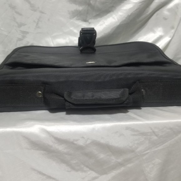Solo Carrying Case Briefcase for 16" Notebook -Black Used/ Like New - Picture 10 of 16